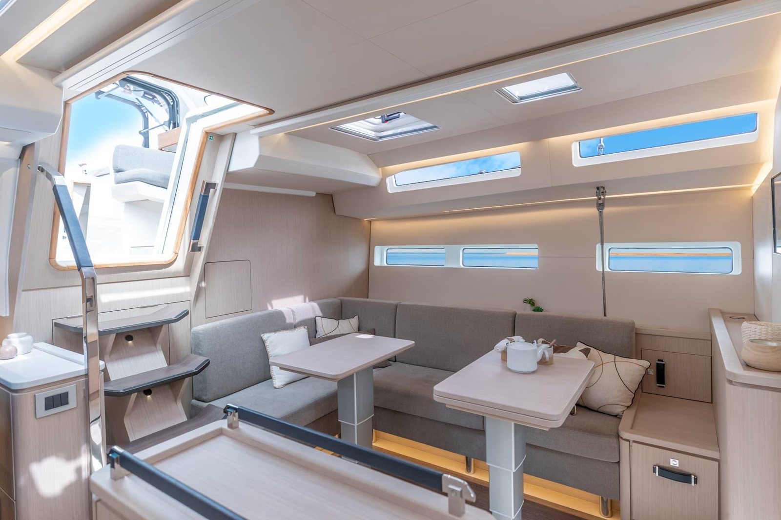 Jeanneau Yachts 55: три входа меняют отношения на борту Jeanneau Yachts 55