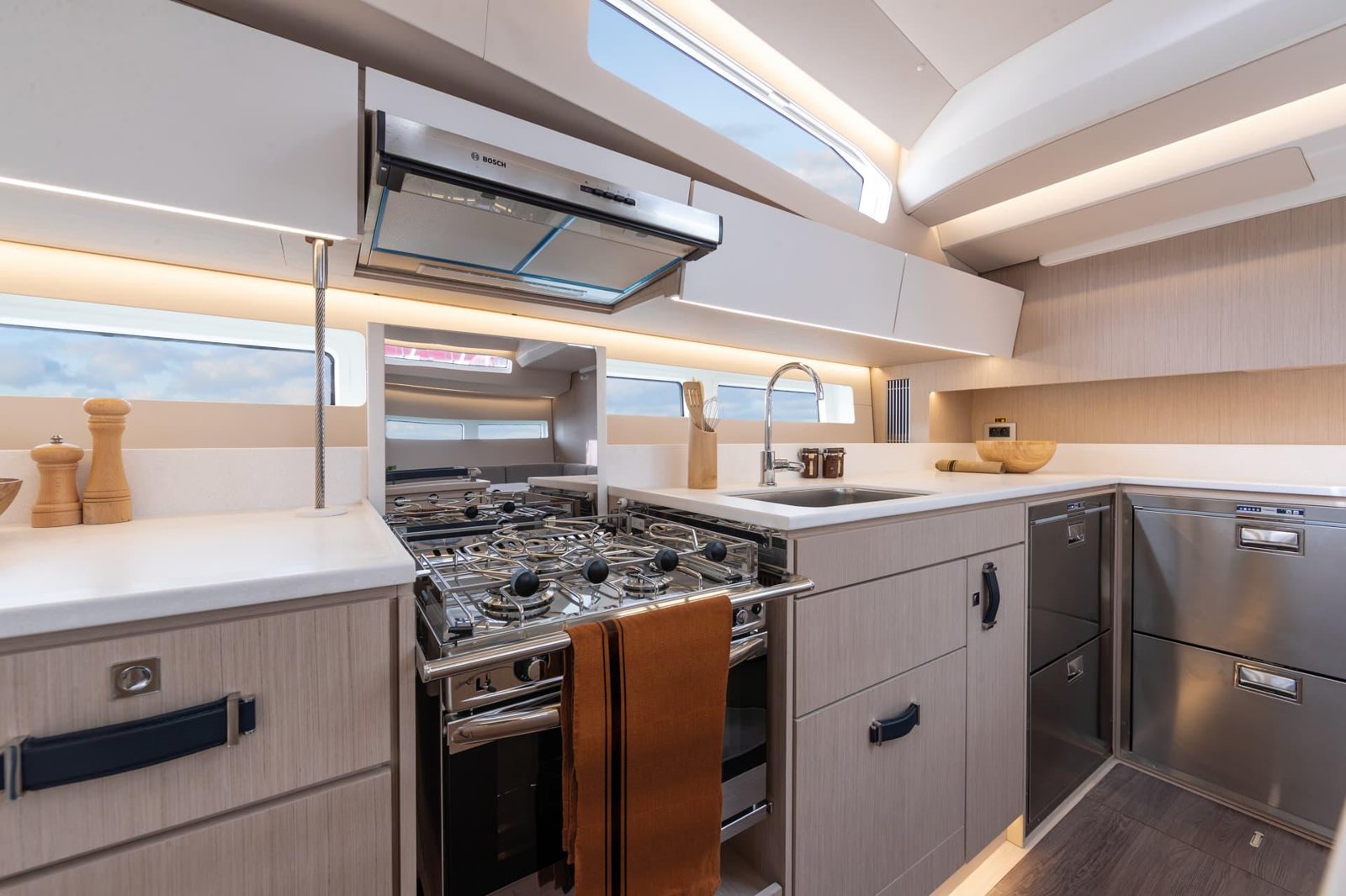 Jeanneau Yachts 55: три входа меняют отношения на борту Jeanneau Yachts 55