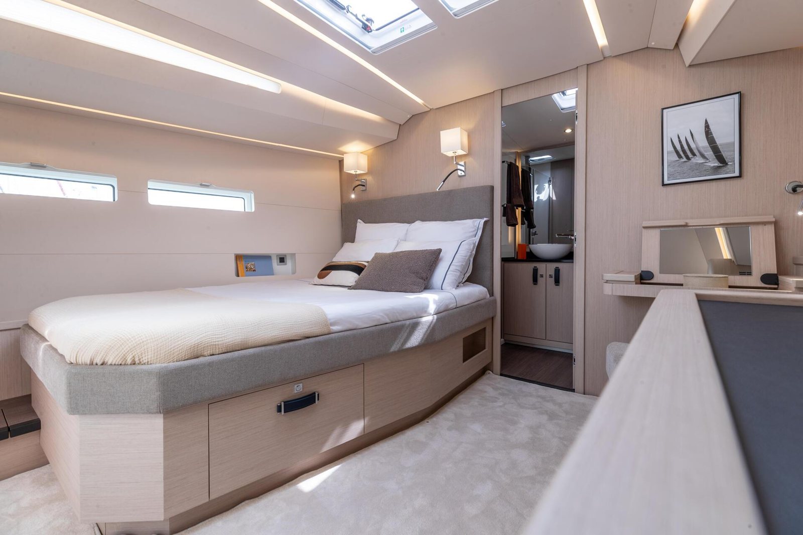 Jeanneau Yachts 55: три входа меняют отношения на борту Jeanneau Yachts 55