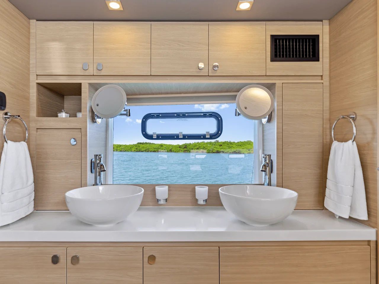 Aquila 50 Yacht