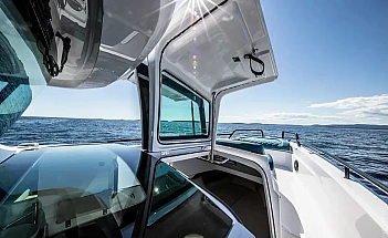 axopar-37-xc-cross-cabin-a09-editorial-photo-src038