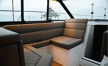 Aquador 400 HT: салон: L-образная банкетка и окно