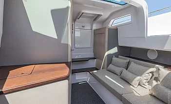 axopar-45-xc-cross-cabin-g14-cabin-lounge