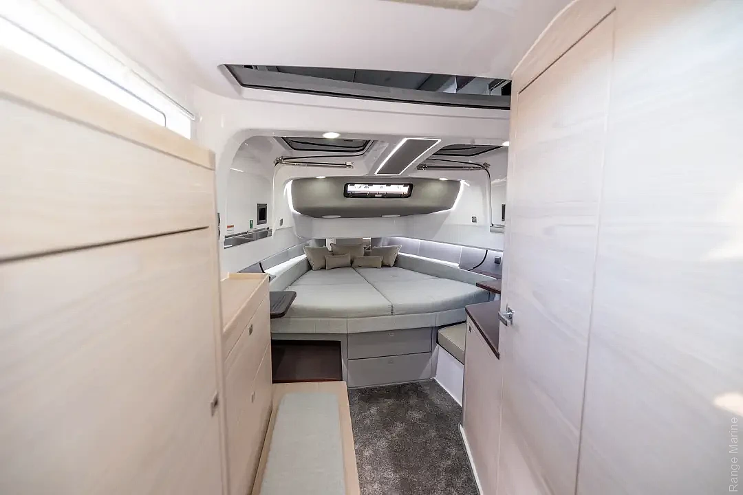 axopar-45-xc-cross-cabin-g15-cabin-passage