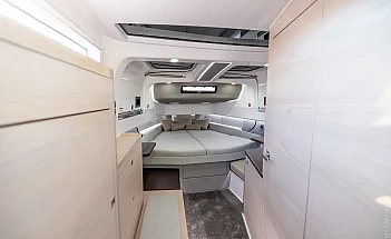 axopar-45-xc-cross-cabin-g15-cabin-passage