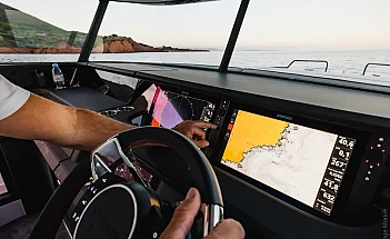 axopar-45-sun-top-g10-helm-console