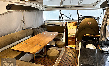 07-cockpit-dinette