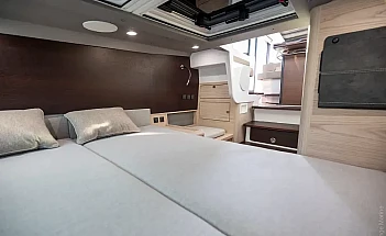 axopar-45-xc-cross-cabin-g17-master-berth
