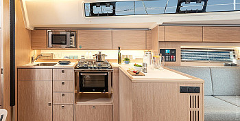 Bavaria C-LINE: Bavaria C42: камбуз