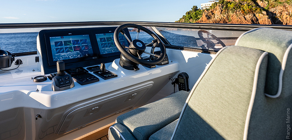 Верхний пост управления Targa 46 с приборами и креслом