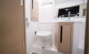 Aquador 400 HT: гальюн: туалет, шкаф и окно