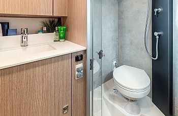 Bavaria C-LINE: Bavaria C42: гальюн с душевой