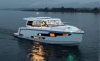 Aquador 400 HT: яхта в сумерках: освещённые окна рубки
