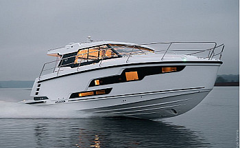 Aquador 400 HT: яхта на скорости: след за кормой