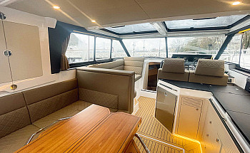 Aquador 400 HT: салон в целом: банкетка, стол и пост управления