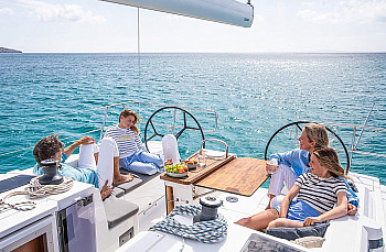 Bavaria C-LINE: Bavaria C42: кокпит, зона отдыха