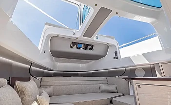 axopar-45-xc-cross-cabin-a04-editorial-photo-src021