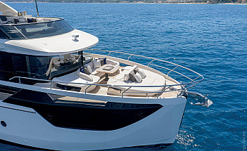 03-cover-esterno-01-yacht-navetta-58-1536x1024
