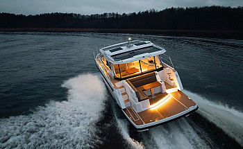 Aquador 400 HT: вид с кормы на ходу: подсвеченный кокпит