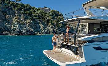 03-cover-esterno-02-yacht-navetta-58-1536x1024