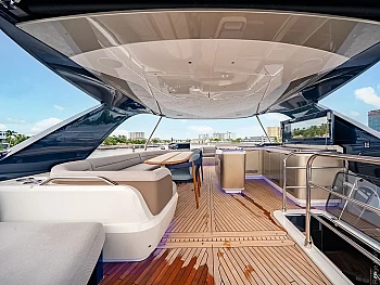 флайбридж: обеденная зона, лаунж и бар Galeon 620 FLY: флайбридж: обеденная зона, лаунж и бар