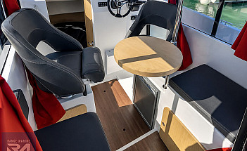 06-saloon-seating