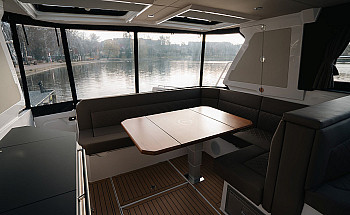 Aquador 400 HT: кокпит: стол и угловая банкетка