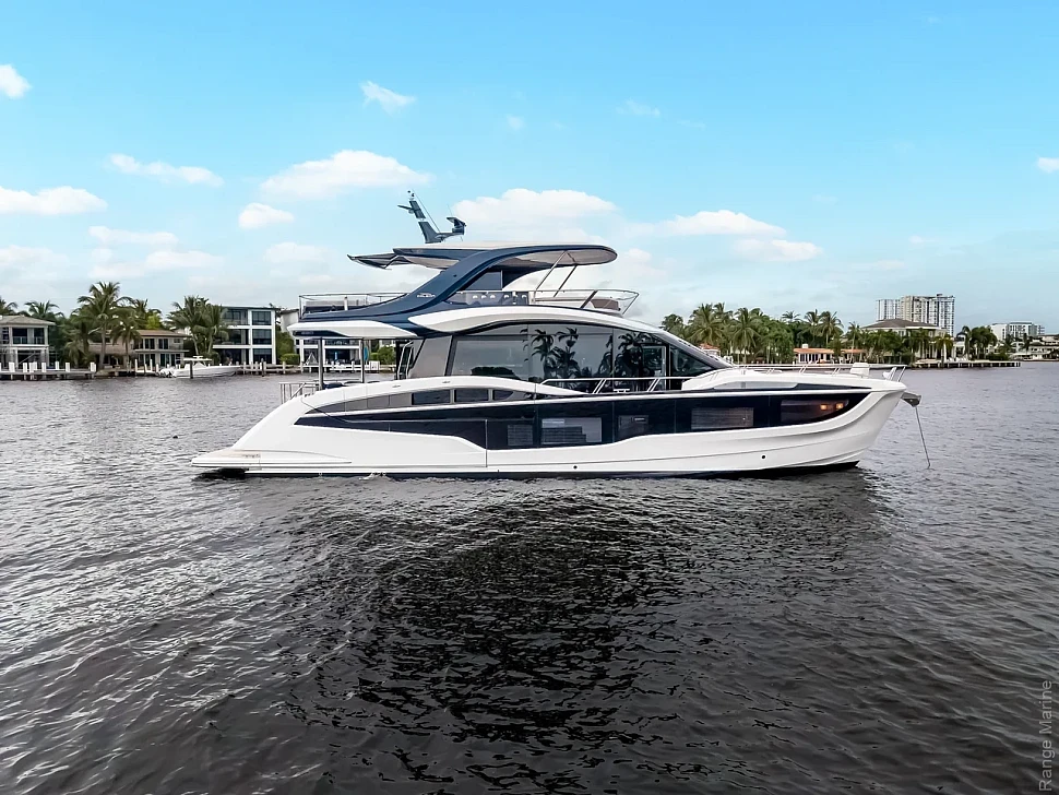 Galeon 620 FLY: флайбридж с тремя откидными балконами и террасой владельца Galeon 620 FLY: вид с борта: флайбридж над главной палубой и сдвинутая надстройка