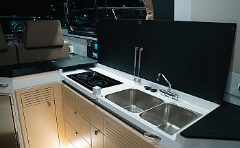 Aquador 400 HT: камбуз: столешница, мойки и вытяжка