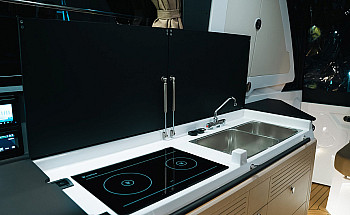 Aquador 400 HT: варочная панель и мойки камбуза