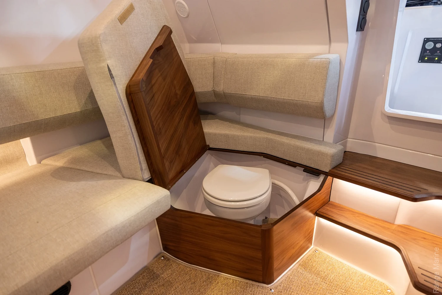 Axopar 38 XC Cross Cabin - гальюн в стандартной комплектации