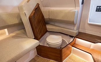 Axopar 38 XC Cross Cabin - гальюн в стандартной комплектации