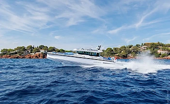 axopar-37-xc-cross-cabin-g01-cover-running