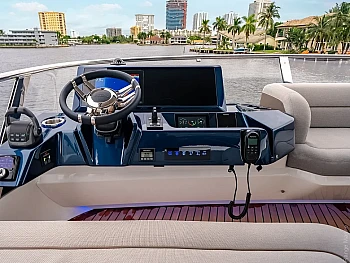верхний пост управления: штурвал и дисплей Galeon 620 FLY: верхний пост управления: штурвал и дисплей