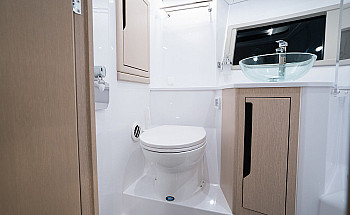 Aquador 400 HT: гальюн: туалет, стеклянная раковина и окно