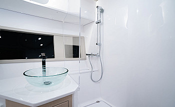 Aquador 400 HT: душевая кабина и стеклянная раковина