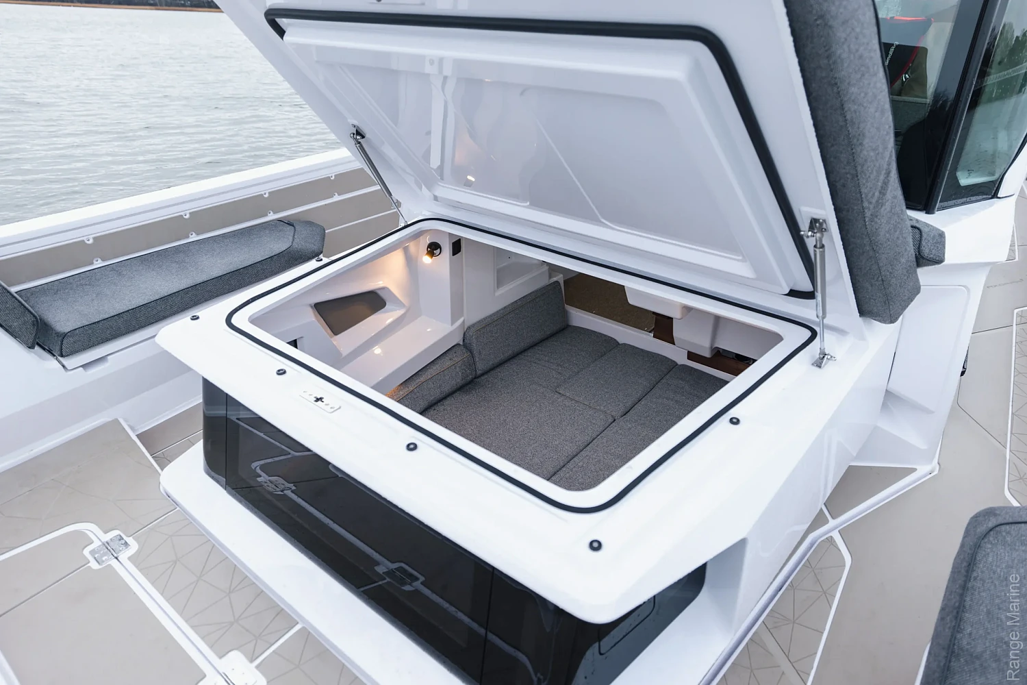 Axopar 38 XC Cross Cabin - открытая кормовая каюта