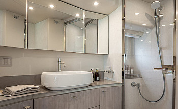 04-gallery-interno-suite-armatoriale-03-yacht-navetta50