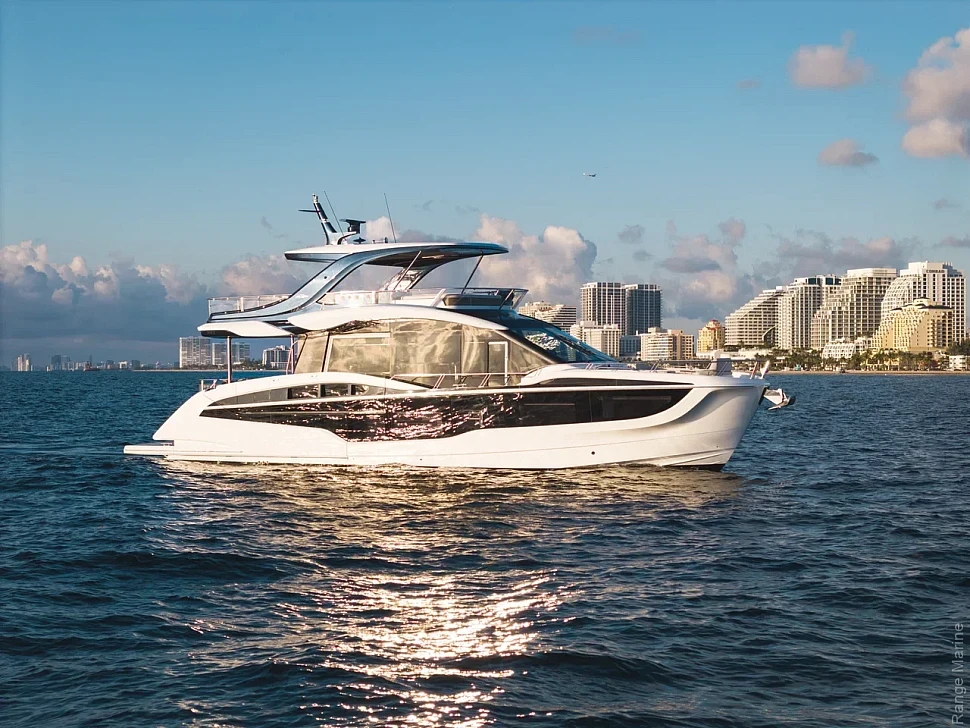 Galeon 620 FLY: флайбридж с тремя откидными балконами и террасой владельца Galeon 620 FLY: яхта на ходу: сдвинутая назад надстройка и длинная носовая палуба