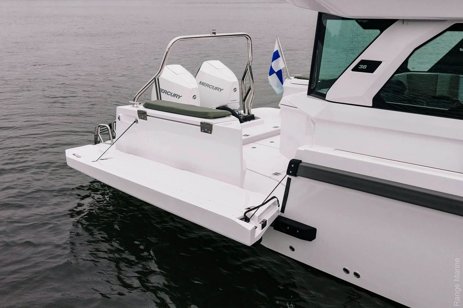Axopar 38 XC Cross Cabin - открытый борт на корме