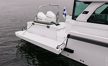 Axopar 38 XC Cross Cabin - открытый борт на корме