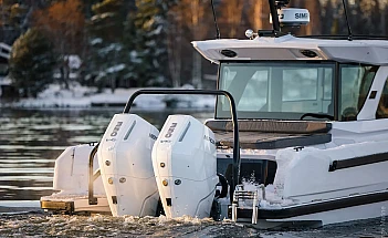 Axopar 38 XC Cross Cabin  - вид моторов на корме катера