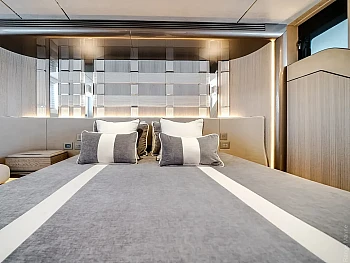 каюта владельца: койка во всю ширину и светлая отделка Galeon 620 FLY: каюта владельца: койка во всю ширину и светлая отделка