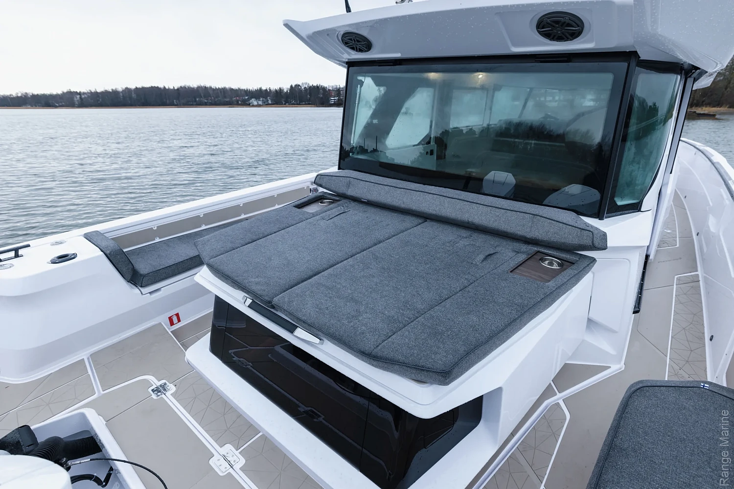 Axopar 38 XC Cross Cabin - кормовая каюта на транце