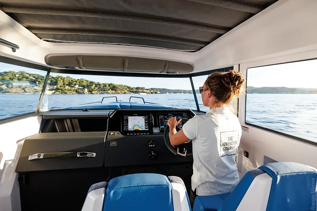axopar-37-xc-cross-cabin-g09-helm-station