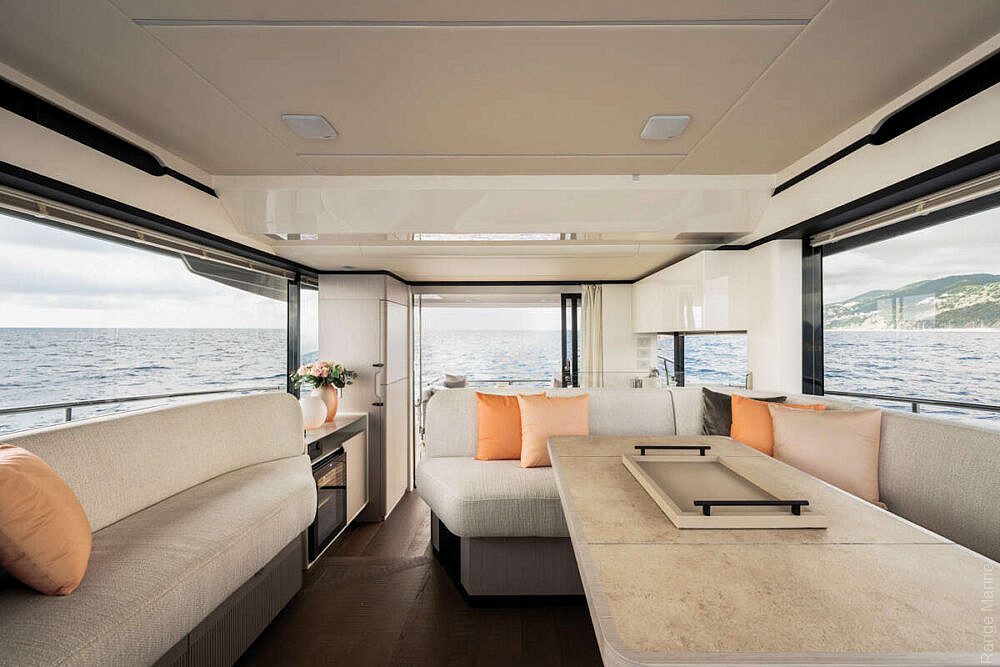 05-gallery-small-interno-01-yacht-navetta50-1000x667