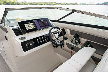 Sea Ray: SLX 310 Outboard: пост управления
