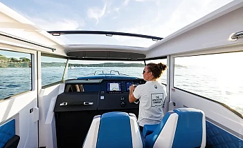 axopar-37-xc-cross-cabin-g10-helm-underway