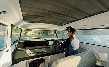 axopar-38-xc-cross-cabin-g11-helm-station