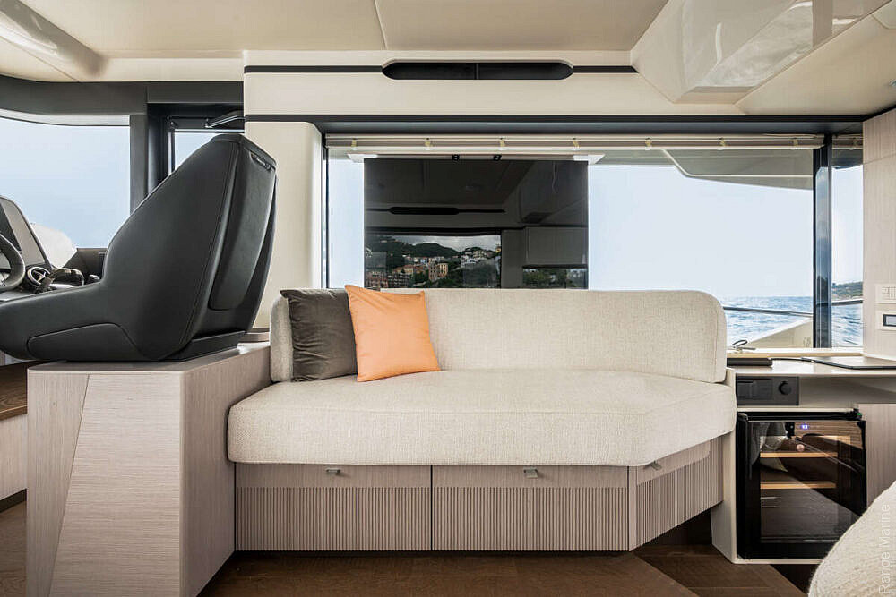 05-gallery-small-interno-02-yacht-navetta50-1000x667